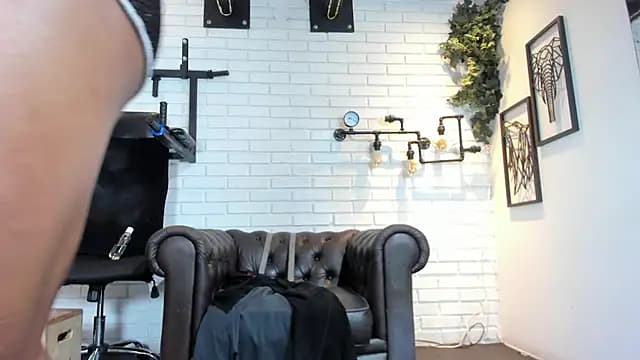 ItaloMoore live cam