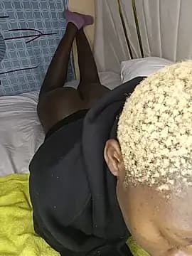 SquirtQueen16 live cam