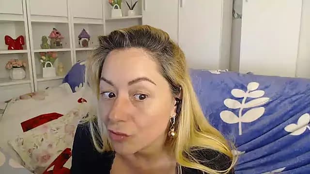 _karolynesyera_ live cam