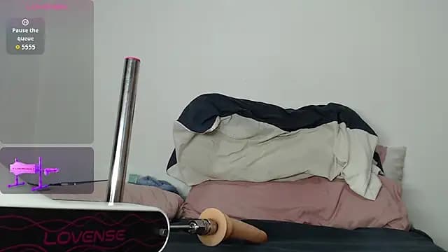Radhika051 live cam on Stripchat