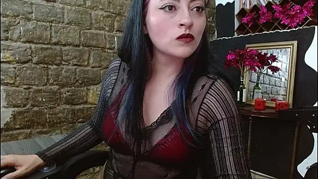 LunaTikka live cam on Stripchat