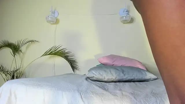 nahomy_james25 live cam