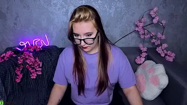 Luna_Host live cam