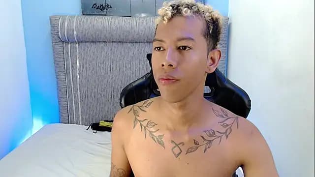 Taylerr_18 live cam on Stripchat