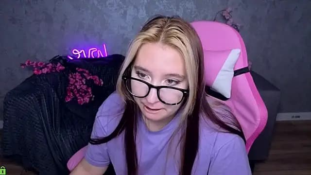 Luna_Host live cam