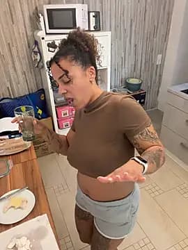 SweetPetiteNoir live cam