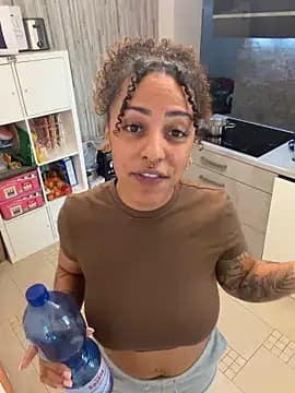 SweetPetiteNoir live cam