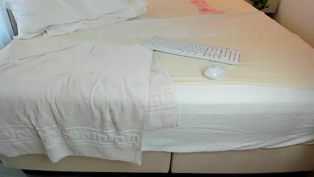 Saradiamond1 live cam