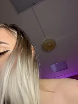 HugeBoobsAlice live cam