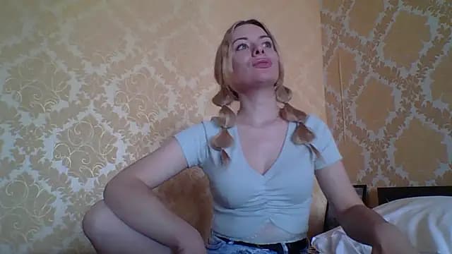 Softy_Aura_ live cam on Stripchat