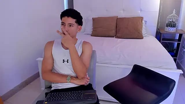 Alejo-and-Thiago live cam on Stripchat