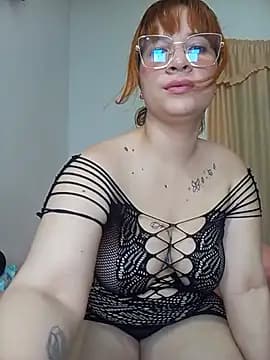 Curves_Nina live cam