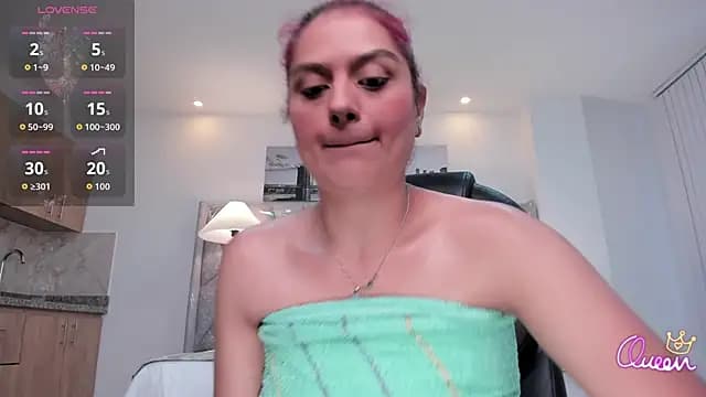 Raven-reyess live cam
