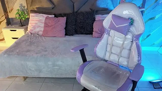 Crystalustt live cam on Stripchat