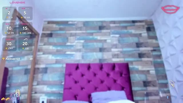 LITTLE-NESSA live cam on Stripchat