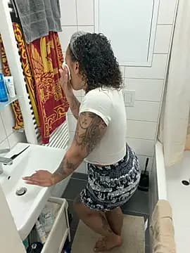 SweetPetiteNoir live cam