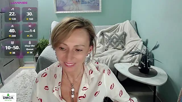HornyMilf_777 live cam