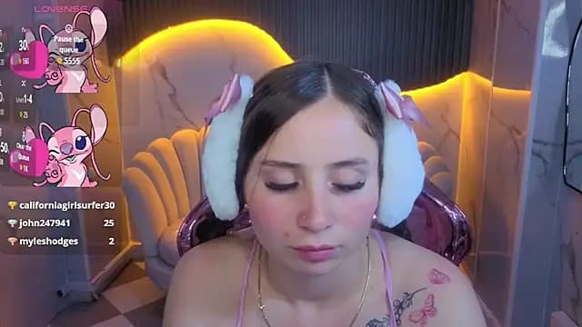 Ariana18_b live cam on Stripchat