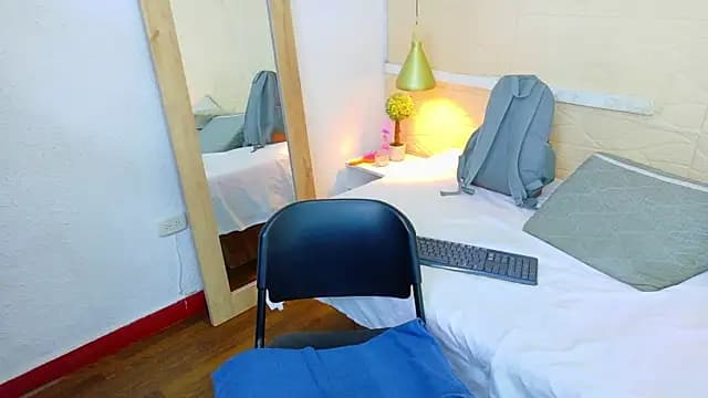 tinyy_whore18 live cam