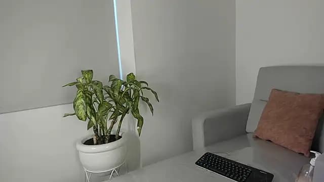 Lola-Blowjobs live cam