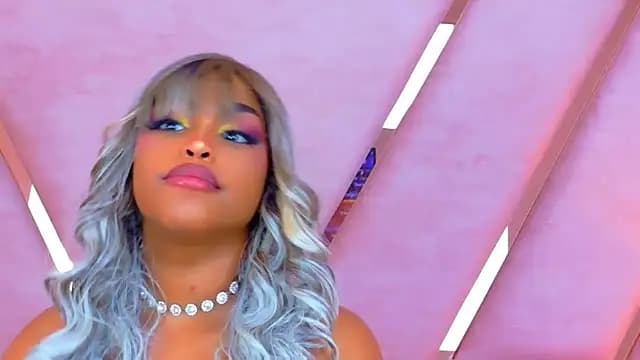 TiannahGlow live cam
