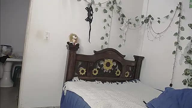 DominaLeona live cam