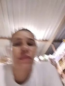 MIA-LARIOS live cam