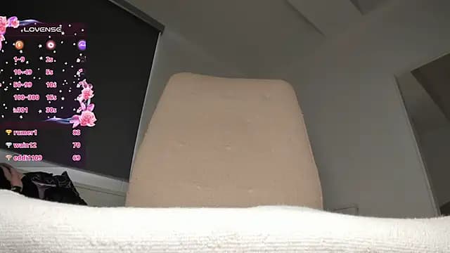 laura-hills18 live cam