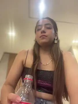 Bella-Saint live cam
