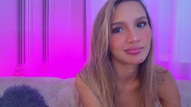 Carohorny4u live cam
