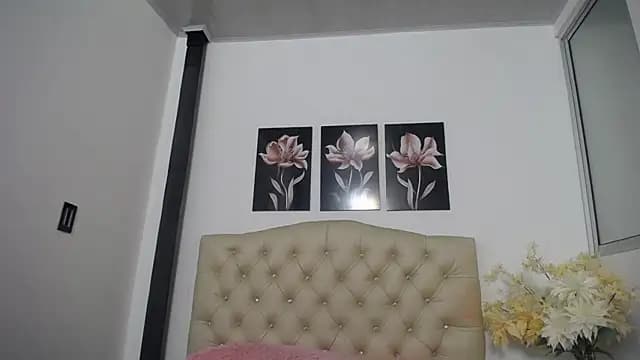 pinky_f00x live cam on Stripchat