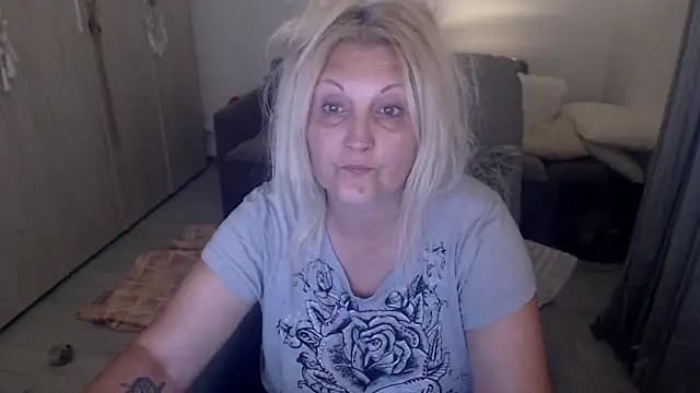 Divineblond live cam