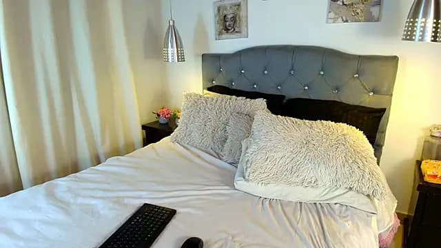 Miah_hilton2 live cam