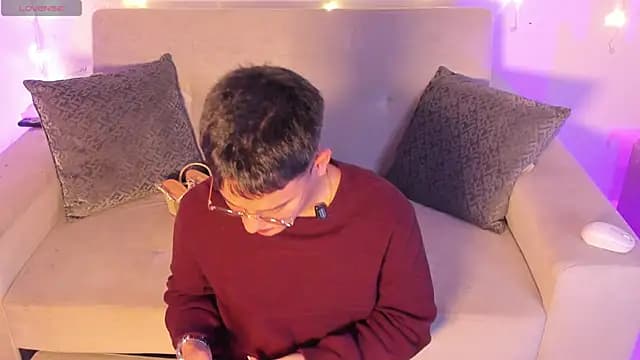Young_Ben live cam on Stripchat