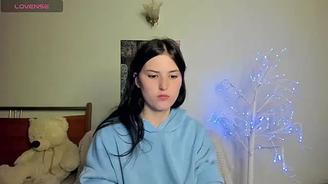 Kira_Devi live cam on Stripchat
