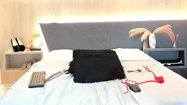 LorenaVarga live cam on Stripchat