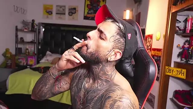 logan_hugh8 live cam on Stripchat