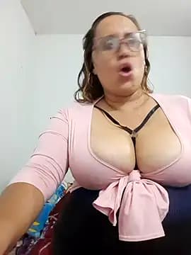 bunniositos live cam on Stripchat