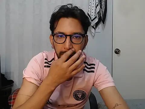thomass1018 live cam on Stripchat