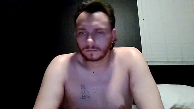 Tallhungcloudyyy live cam on Stripchat