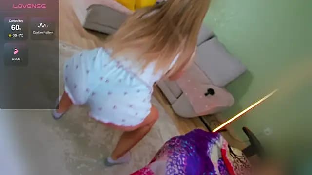 ReggieMeow live cam