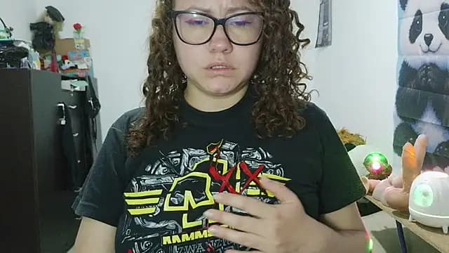 curly_greeneyed live cam