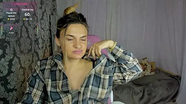 Marie_Ellie live cam on Stripchat