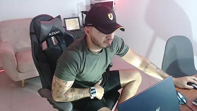 Thiago_420 live cam on Stripchat