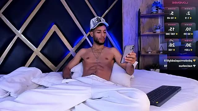 Thiagoferreti live cam on Stripchat