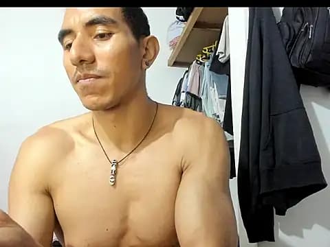 aquiles04 live cam on Stripchat