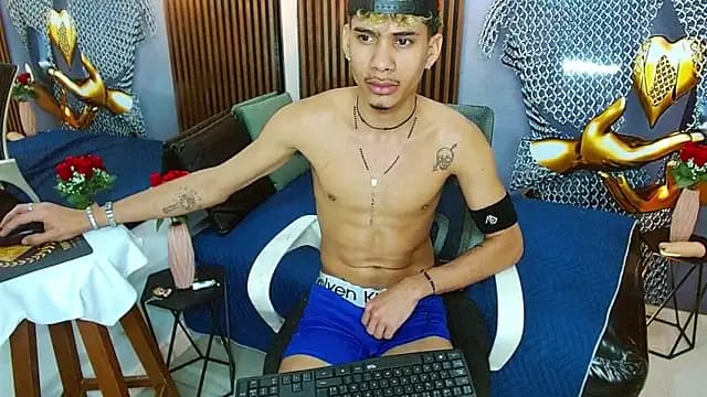 Skinny_cute_Alyer live cam on Stripchat