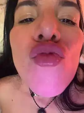 carol_latina13 live cam on Stripchat