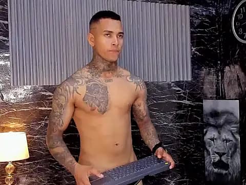 tyler_bell_ live cam
