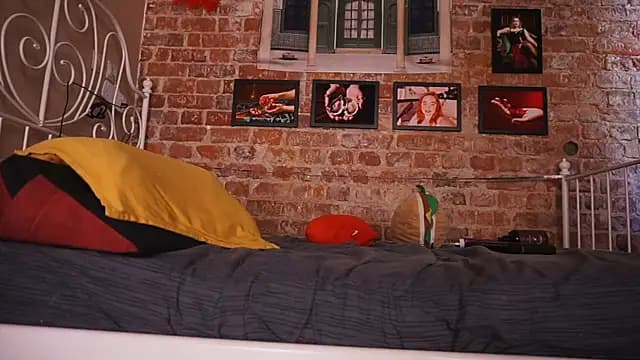 ass_gives live cam